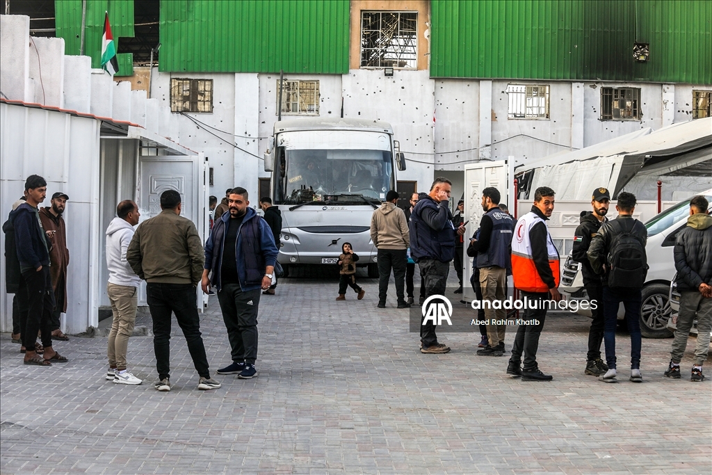 الهلال الأحمر الفلسطيني ينقل 44 مريضًا ومرافقًا من خان يونس إلى معبر رفح