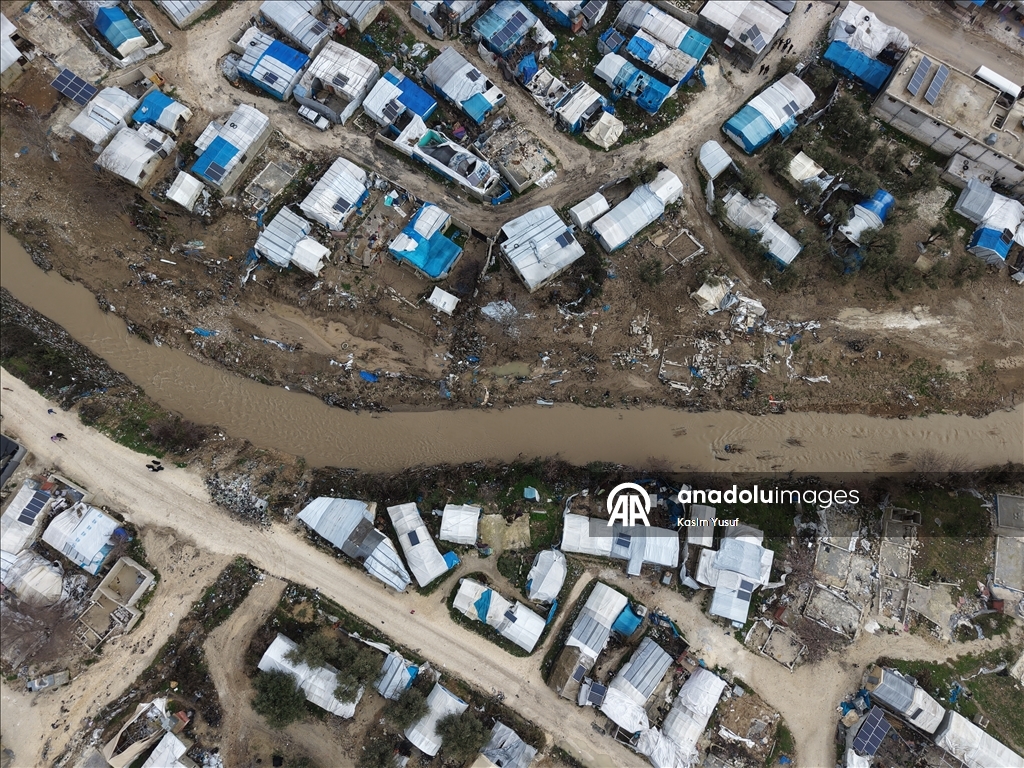 Suriye'nin İdlib ilinde şiddetli yağışlar 15 kampı vurdu, 300 çadır kullanılamaz hale geldi