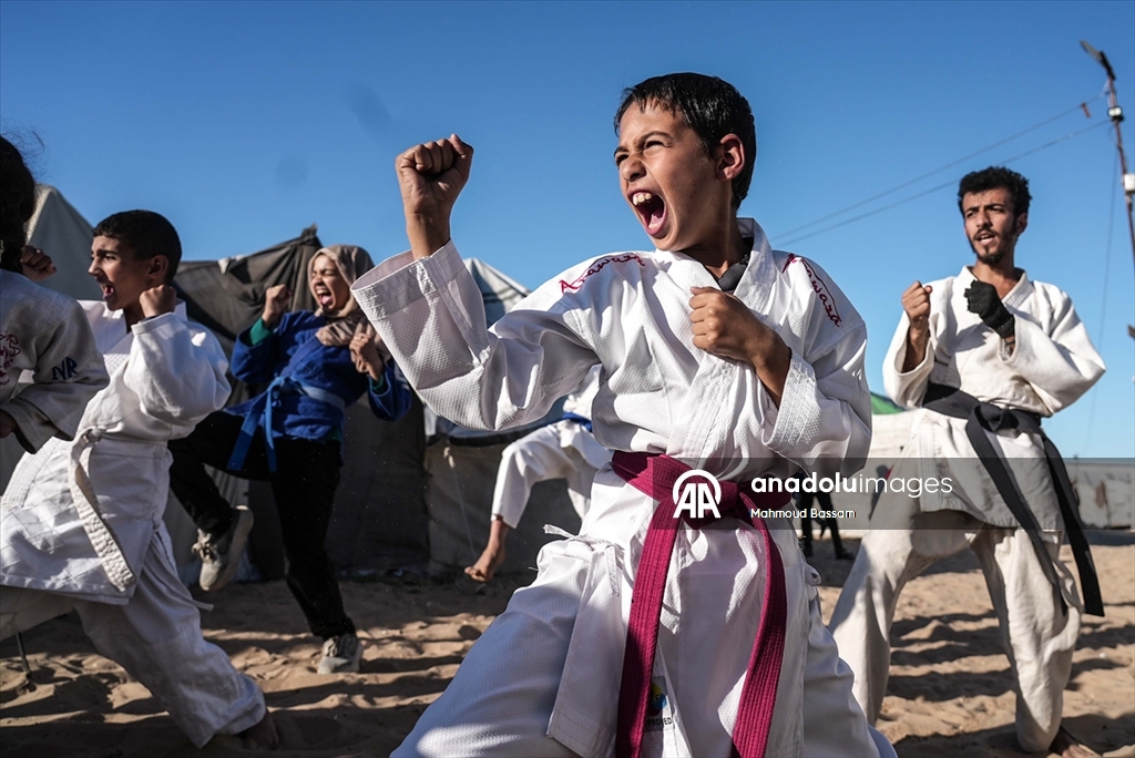 Gazze’de karate antrenörü Şakliye çadır kampındaki çocuklara eğitim veriyor