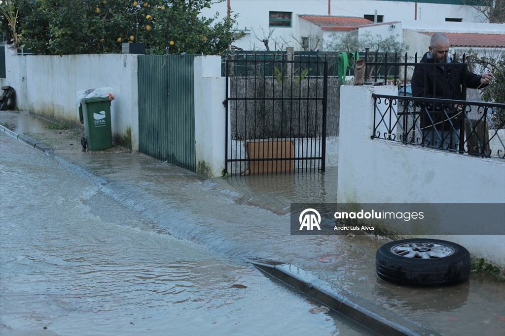 Portekiz'de sel nedeniyle cadde ve sokaklar su altında kaldı