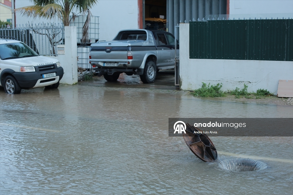 Portekiz'de sel nedeniyle cadde ve sokaklar su altında kaldı