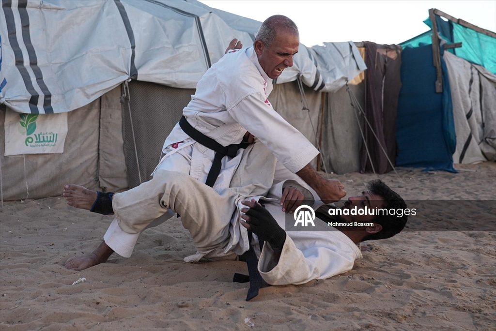 Gazze’de karate antrenörü Şakliye çadır kampındaki çocuklara eğitim veriyor
