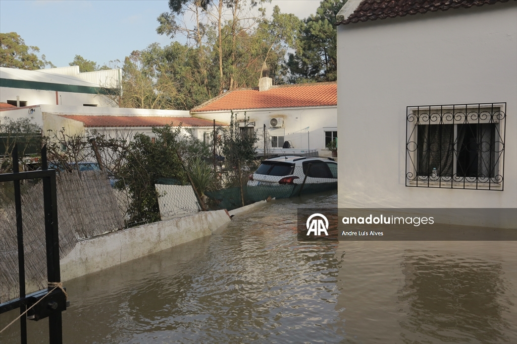 Portekiz'de sel nedeniyle cadde ve sokaklar su altında kaldı