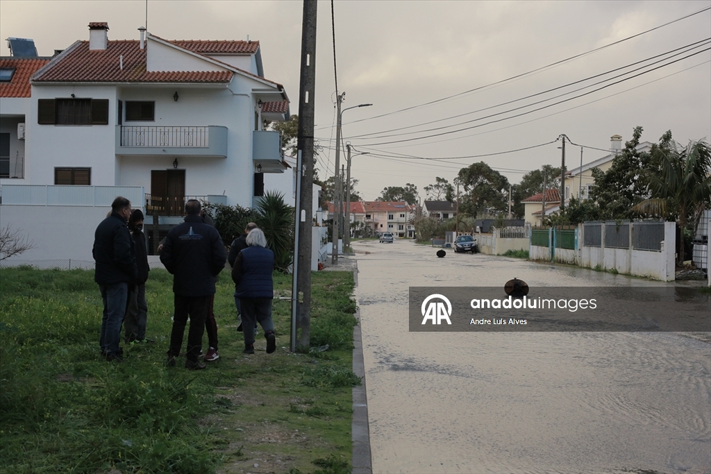 Portekiz'de sel nedeniyle cadde ve sokaklar su altında kaldı
