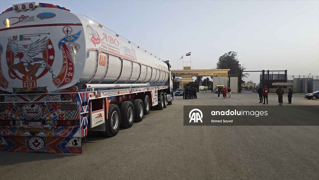 Gazze’ye insani yardım yüklü tırların geçişi sürüyor