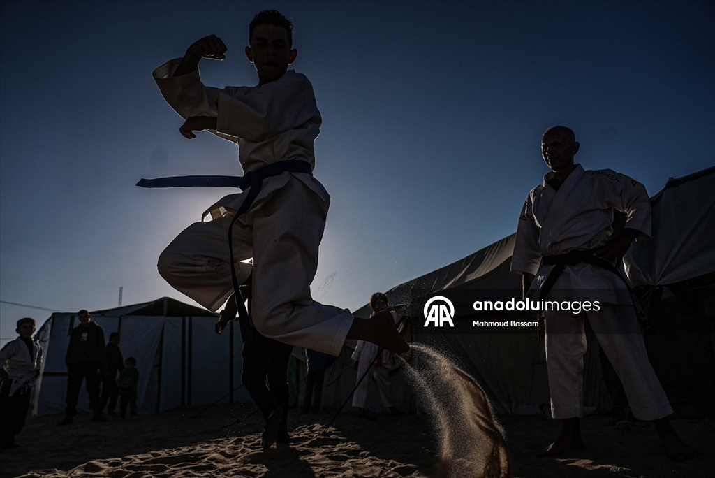 Gazze’de karate antrenörü Şakliye çadır kampındaki çocuklara eğitim veriyor