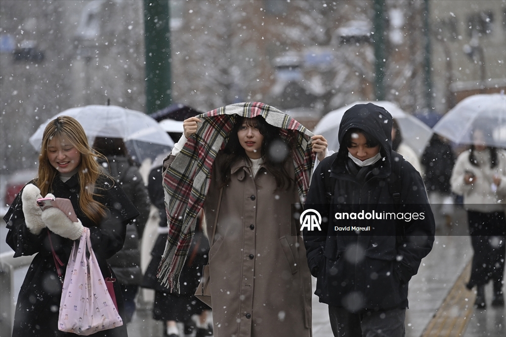 Japonya’nın başkenti Tokyo’da yılın ilk karı yağdı