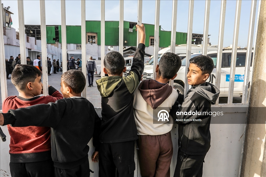 الهلال الأحمر الفلسطيني ينقل 44 مريضًا ومرافقًا من خان يونس إلى معبر رفح