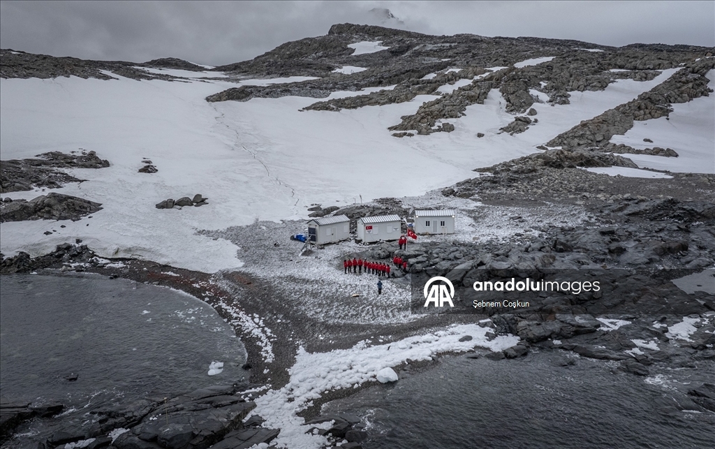 Türk bilim insanları 10. kez Beyaz Kıta’daki evleri Türk Bilimsel Araştırma Kampı'na ulaştı