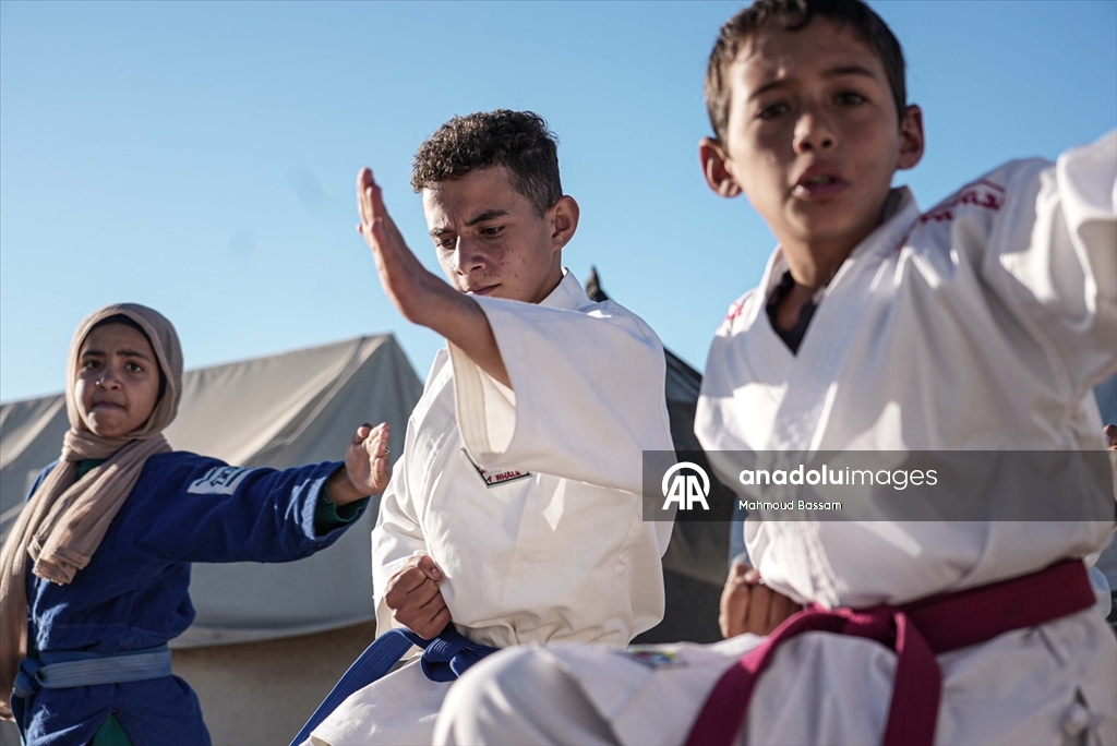 Gazze’de karate antrenörü Şakliye çadır kampındaki çocuklara eğitim veriyor