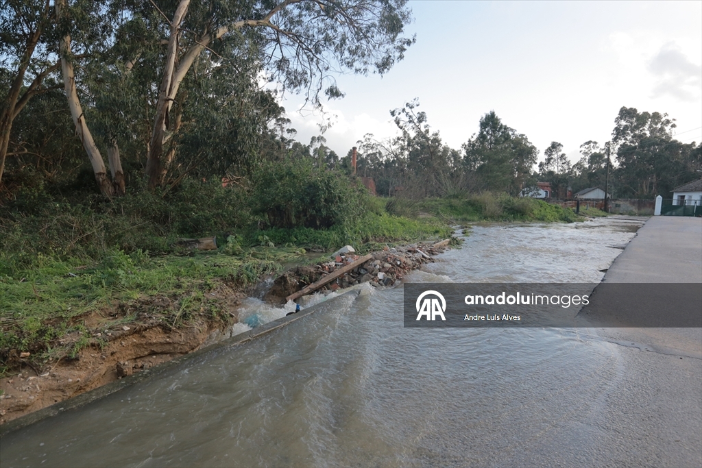 Portekiz'de sel nedeniyle cadde ve sokaklar su altında kaldı