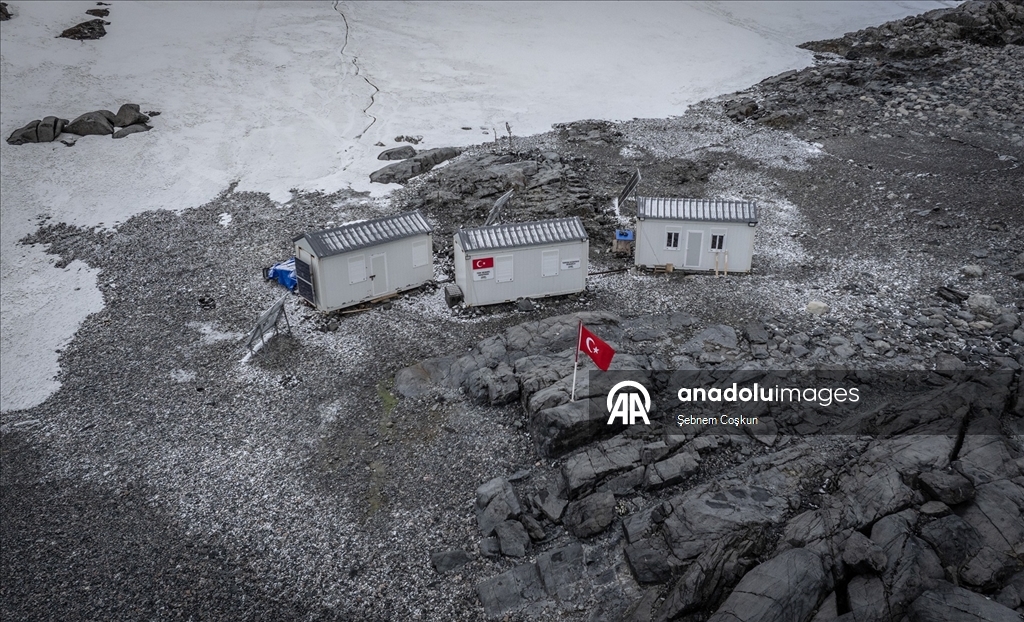 Türk bilim insanları 10. kez Beyaz Kıta’daki evleri Türk Bilimsel Araştırma Kampı'na ulaştı