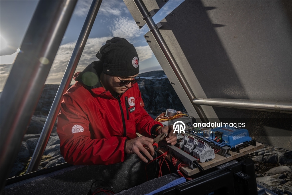 Türk bilim insanları 10. kez Beyaz Kıta’daki evleri Türk Bilimsel Araştırma Kampı'na ulaştı