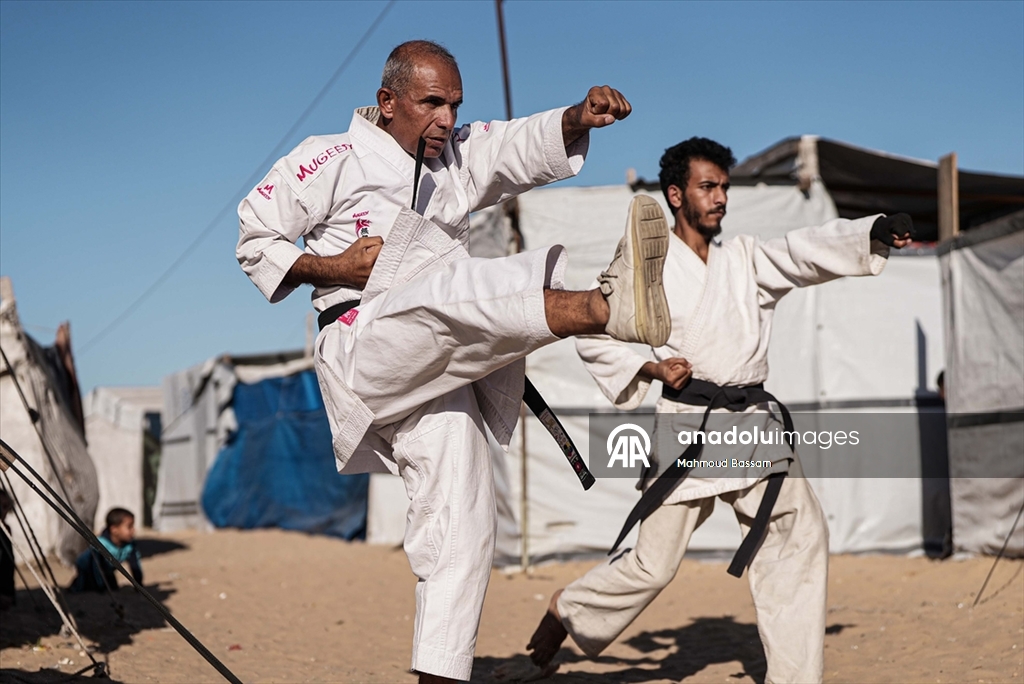 Gazze’de karate antrenörü Şakliye çadır kampındaki çocuklara eğitim veriyor