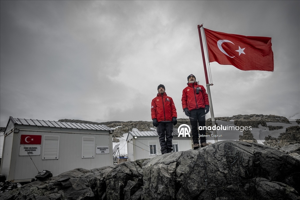 Türk bilim insanları 10. kez Beyaz Kıta’daki evleri Türk Bilimsel Araştırma Kampı'na ulaştı