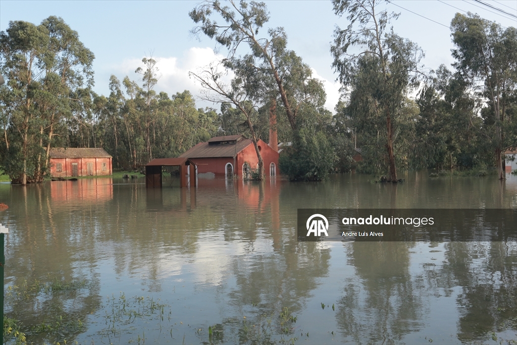 Portekiz'de sel nedeniyle cadde ve sokaklar su altında kaldı