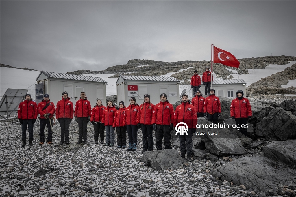 Türk bilim insanları 10. kez Beyaz Kıta’daki evleri Türk Bilimsel Araştırma Kampı'na ulaştı