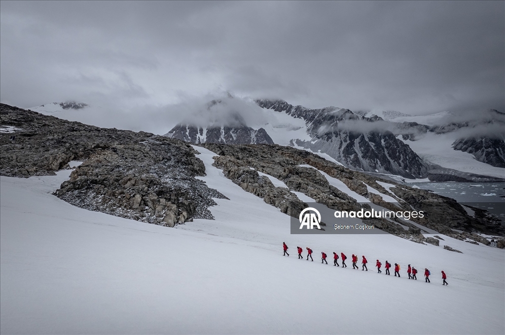 Türk bilim insanları 10. kez Beyaz Kıta’daki evleri Türk Bilimsel Araştırma Kampı'na ulaştı
