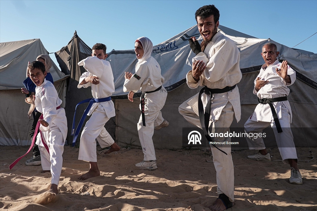 Gazze’de karate antrenörü Şakliye çadır kampındaki çocuklara eğitim veriyor