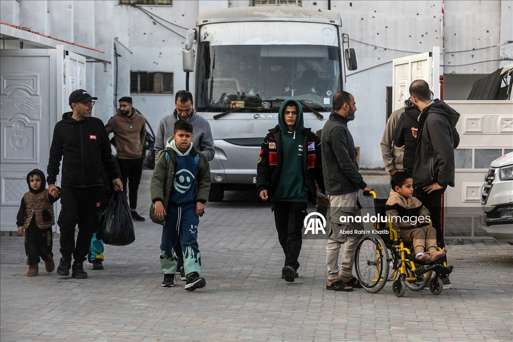 الهلال الأحمر الفلسطيني ينقل 44 مريضًا ومرافقًا من خان يونس إلى معبر رفح