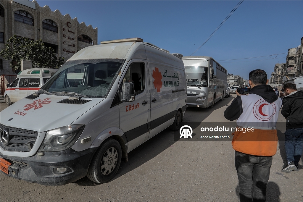 الهلال الأحمر الفلسطيني ينقل 44 مريضًا ومرافقًا من خان يونس إلى معبر رفح