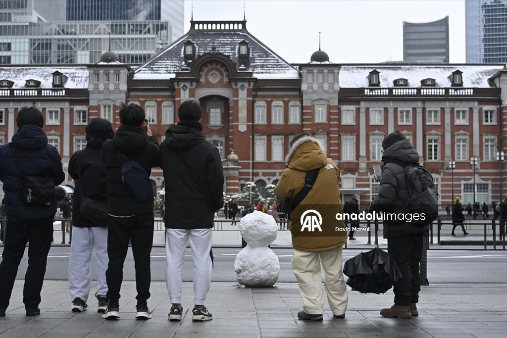 Japonya’nın başkenti Tokyo’da yılın ilk karı yağdı