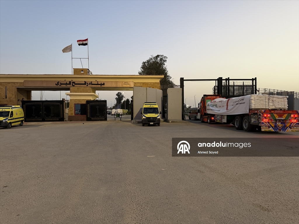 Gazze’ye insani yardım yüklü tırların geçişi sürüyor