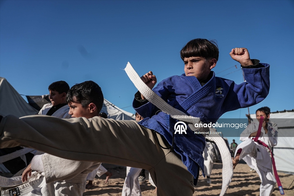 Gazze’de karate antrenörü Şakliye çadır kampındaki çocuklara eğitim veriyor