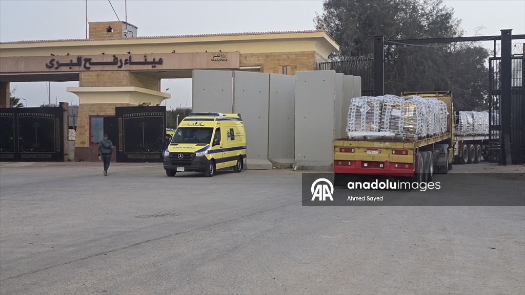 Gazze’ye insani yardım yüklü tırların geçişi sürüyor