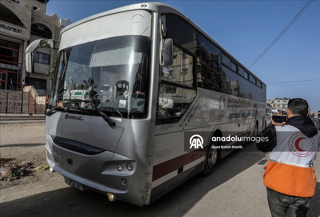 الهلال الأحمر الفلسطيني ينقل 44 مريضًا ومرافقًا من خان يونس إلى معبر رفح