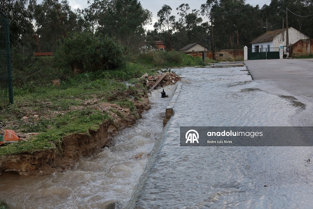 Portekiz'de sel nedeniyle cadde ve sokaklar su altında kaldı