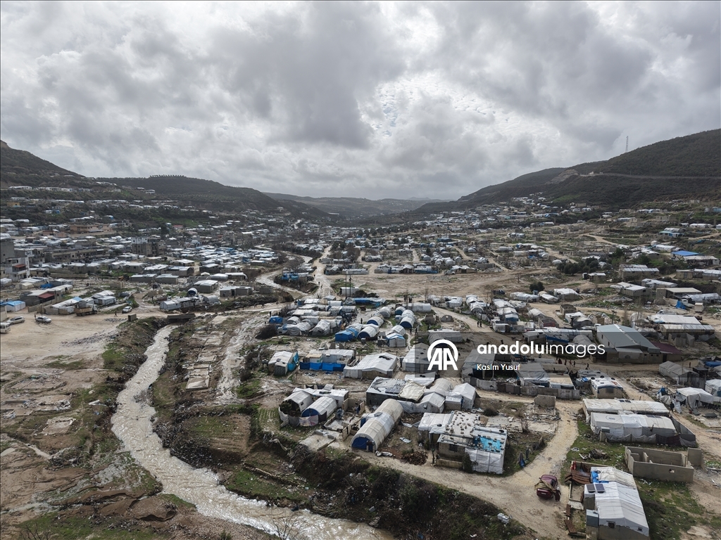 Suriye'nin İdlib ilinde şiddetli yağışlar 15 kampı vurdu, 300 çadır kullanılamaz hale geldi