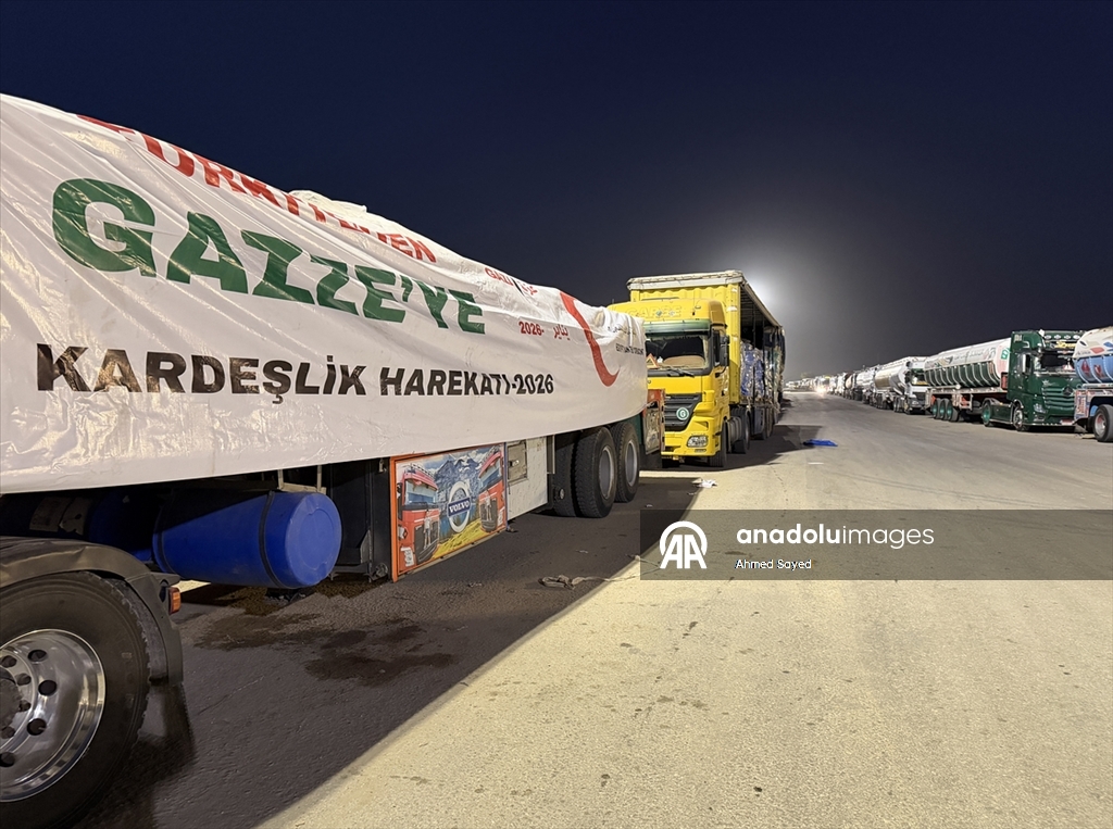 Gazze’ye insani yardım yüklü tırların geçişi sürüyor