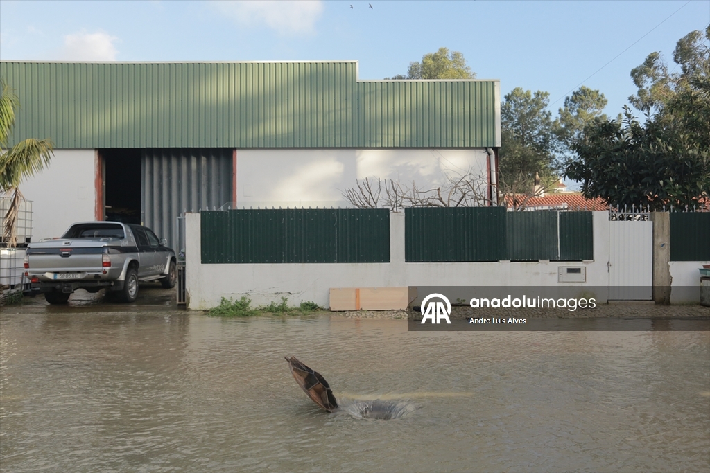 Portekiz'de sel nedeniyle cadde ve sokaklar su altında kaldı