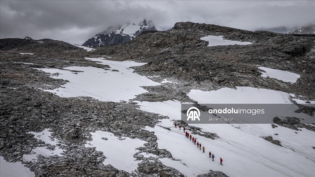 Türk bilim insanları 10. kez Beyaz Kıta’daki evleri Türk Bilimsel Araştırma Kampı'na ulaştı