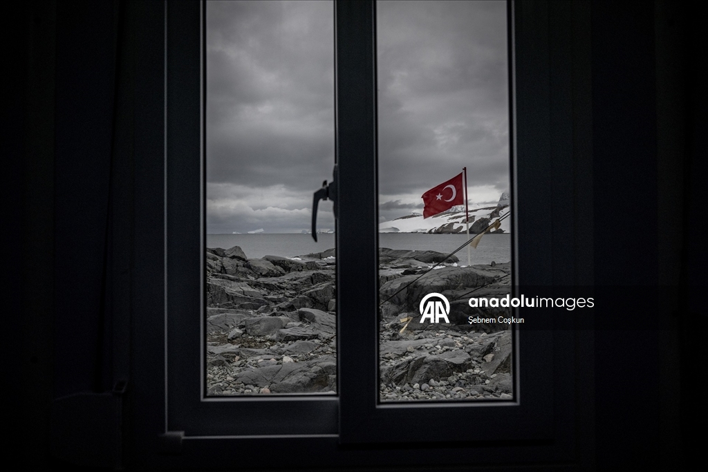 Türk bilim insanları 10. kez Beyaz Kıta’daki evleri Türk Bilimsel Araştırma Kampı'na ulaştı