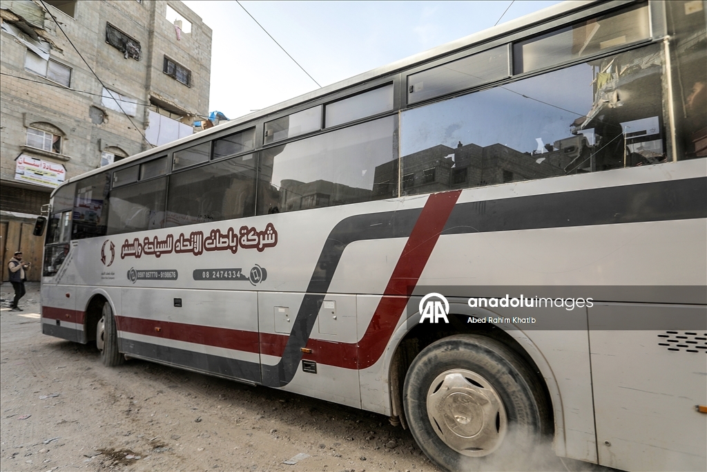 الهلال الأحمر الفلسطيني ينقل 44 مريضًا ومرافقًا من خان يونس إلى معبر رفح