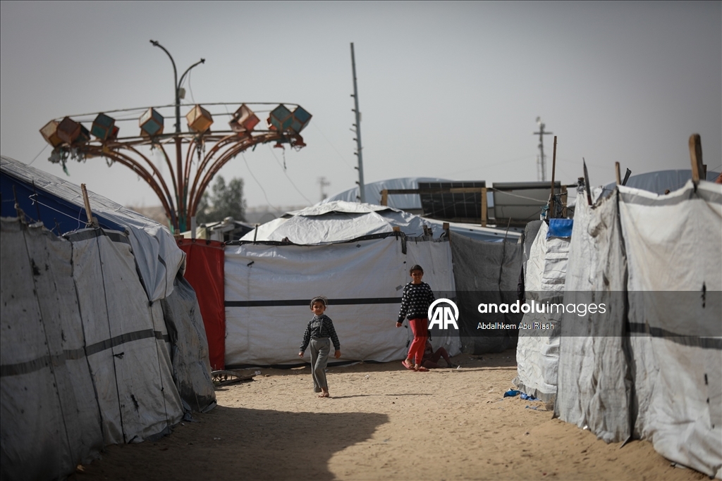 Han Yunus’taki Asda Eğlence Parkı çadır kente dönüştü