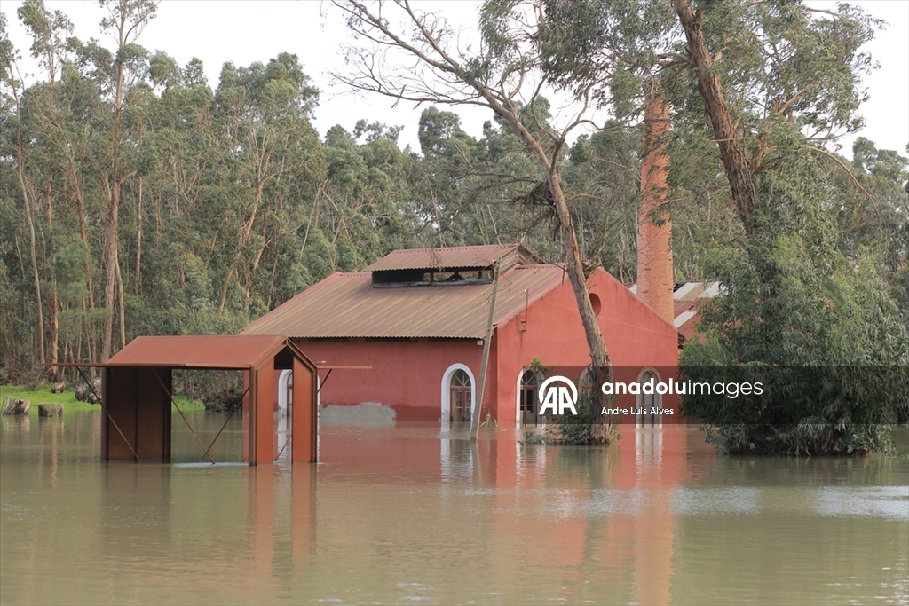 Portekiz'de sel nedeniyle cadde ve sokaklar su altında kaldı