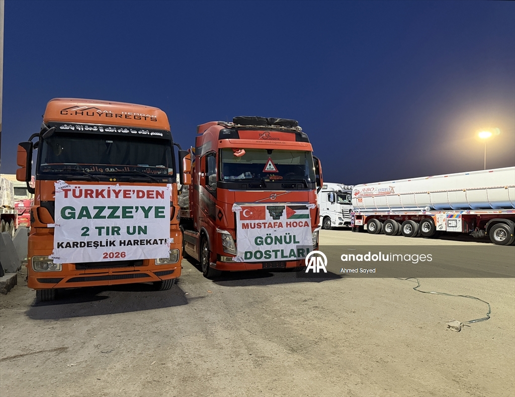 Gazze’ye insani yardım yüklü tırların geçişi sürüyor