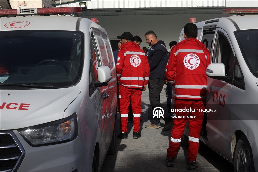 الهلال الأحمر الفلسطيني ينقل 44 مريضًا ومرافقًا من خان يونس إلى معبر رفح