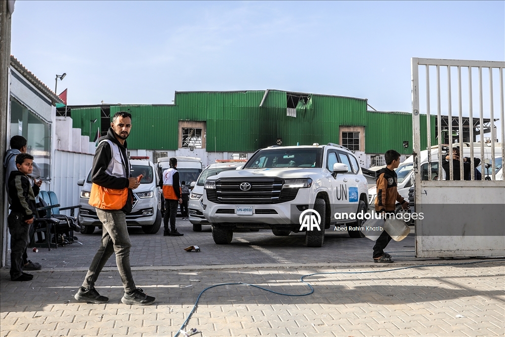 الهلال الأحمر الفلسطيني ينقل 44 مريضًا ومرافقًا من خان يونس إلى معبر رفح