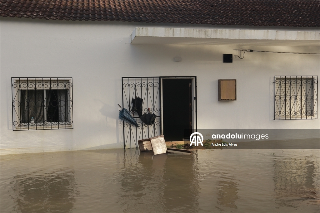 Portekiz'de sel nedeniyle cadde ve sokaklar su altında kaldı