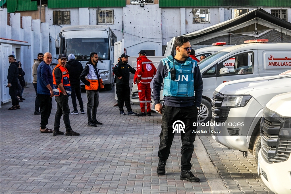 الهلال الأحمر الفلسطيني ينقل 44 مريضًا ومرافقًا من خان يونس إلى معبر رفح