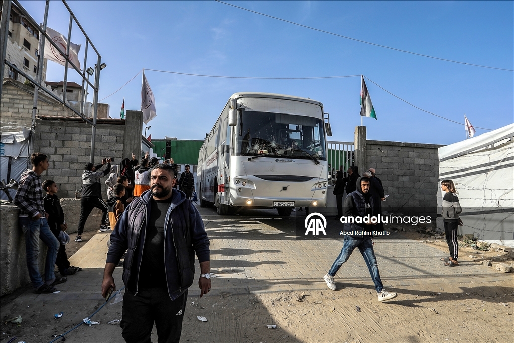 الهلال الأحمر الفلسطيني ينقل 44 مريضًا ومرافقًا من خان يونس إلى معبر رفح