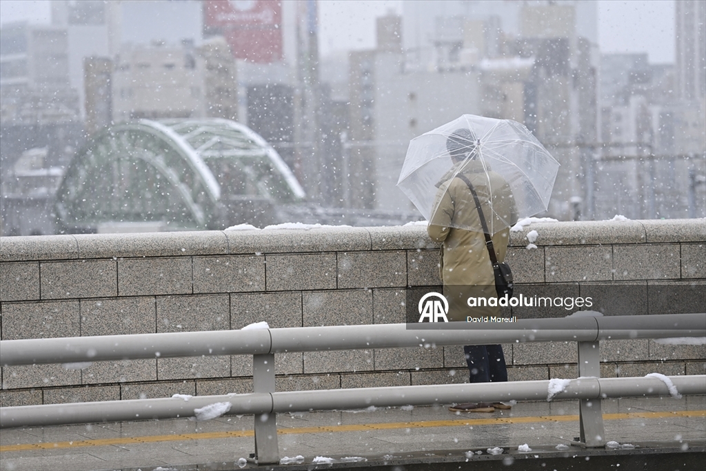 Japonya’nın başkenti Tokyo’da yılın ilk karı yağdı