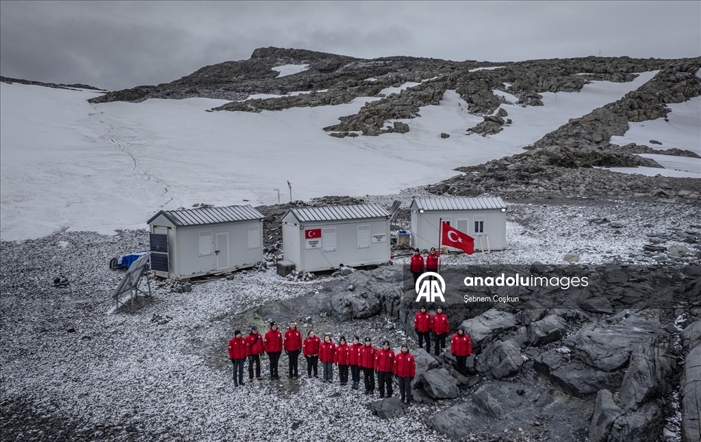Türk bilim insanları 10. kez Beyaz Kıta’daki evleri Türk Bilimsel Araştırma Kampı'na ulaştı