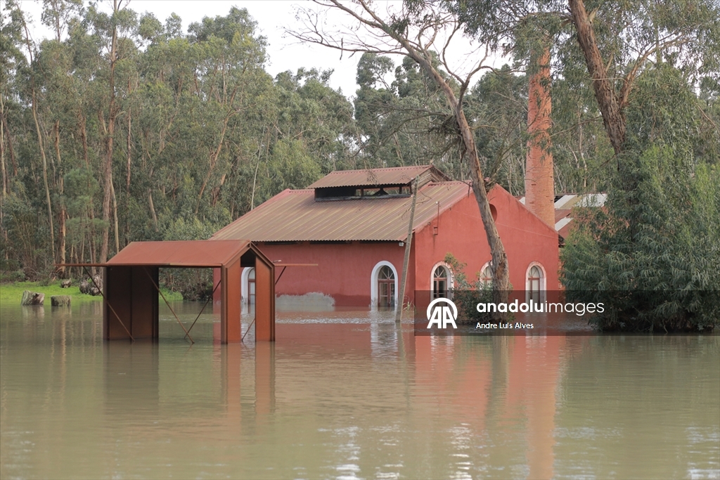Portekiz'de sel nedeniyle cadde ve sokaklar su altında kaldı