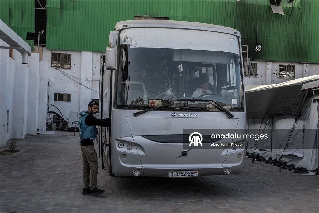 الهلال الأحمر الفلسطيني ينقل 44 مريضًا ومرافقًا من خان يونس إلى معبر رفح