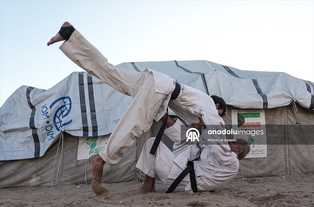 Gazze’de karate antrenörü Şakliye çadır kampındaki çocuklara eğitim veriyor